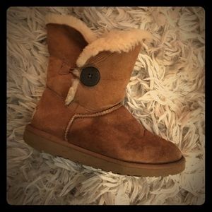 Pre-loved bailey button Uggs